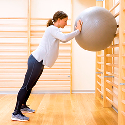 Fondos en pared con fitball